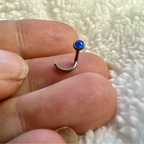 Nose screw with blue stone. 16g. - Picture 9 of 9